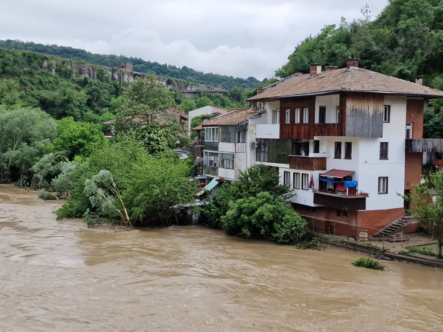 Хиляди се борят с потопа в Северна България, но идват нови валежи (снимки)