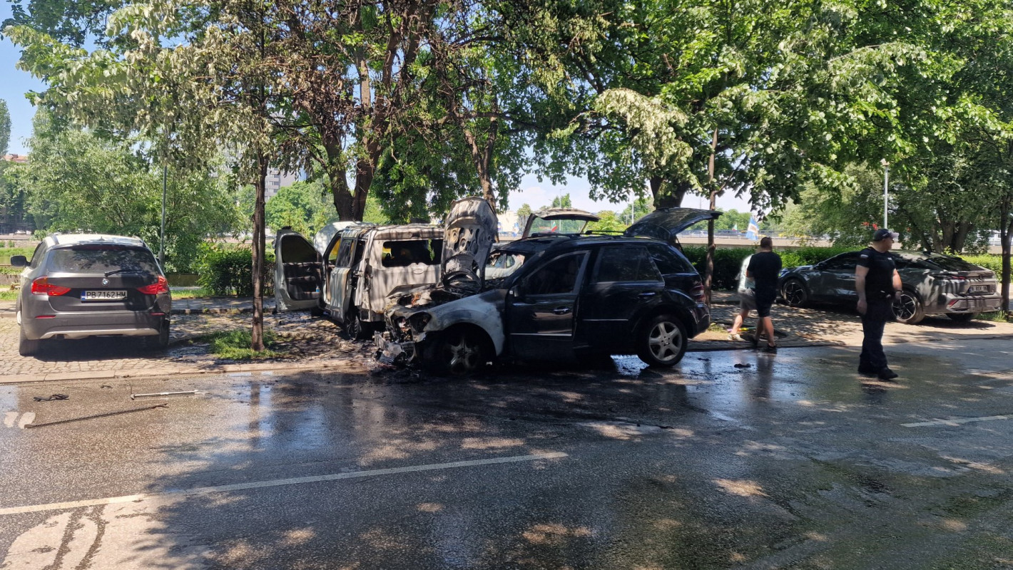 Автомобил пламна в движение в Пловдив, запали паркирани коли, цистерна се обърна (снимки/видео)
