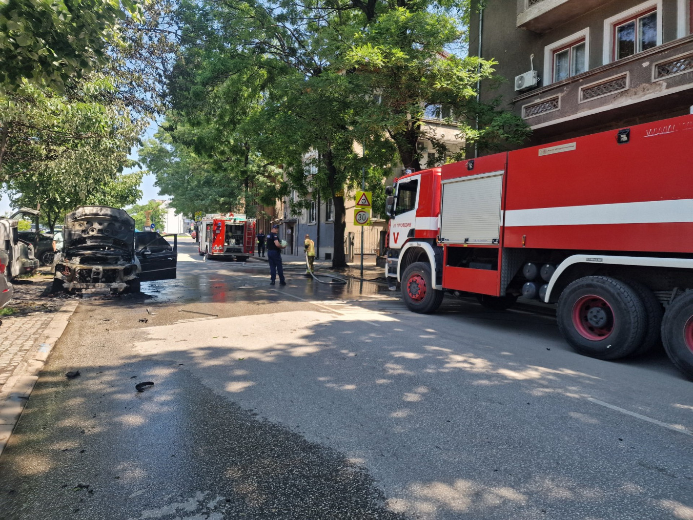 Автомобил пламна в движение в Пловдив, запали паркирани коли, цистерна се обърна (снимки/видео)