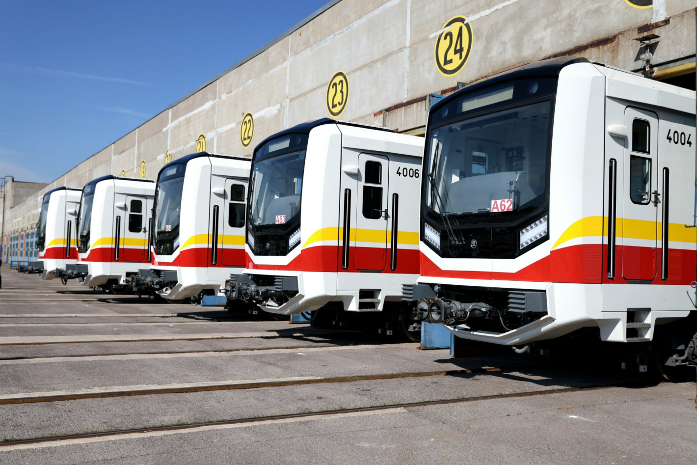 Вижте новите влакове, които тръгват по три от линиите на метрото (снимки)