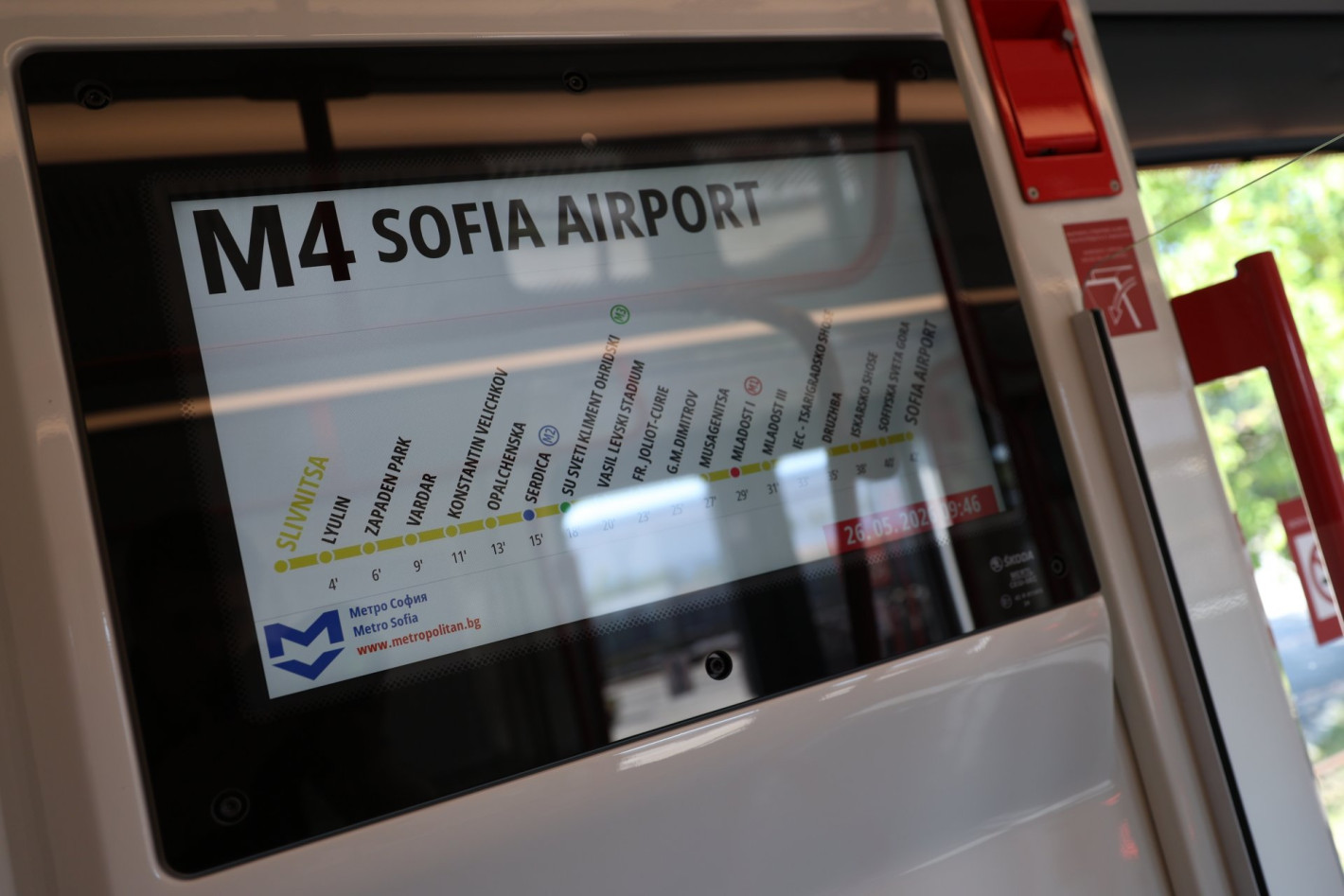 Вижте новите влакове, които тръгват по три от линиите на метрото (снимки)