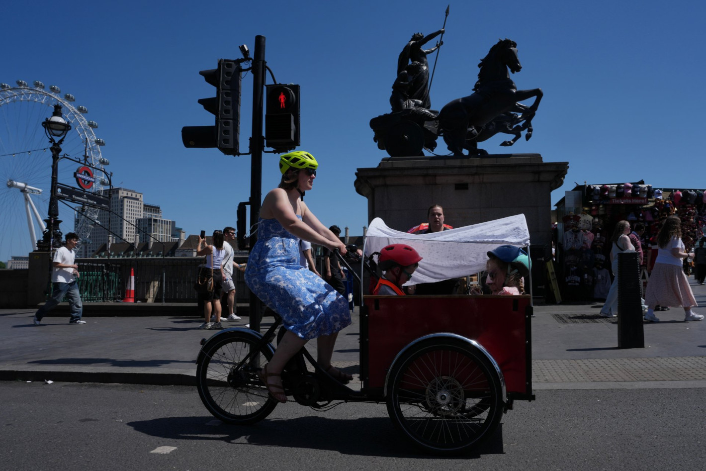 Тропическа нощ в Лондон, удавници по плажове във Франция, близо 40 °C в Испания (снимки)