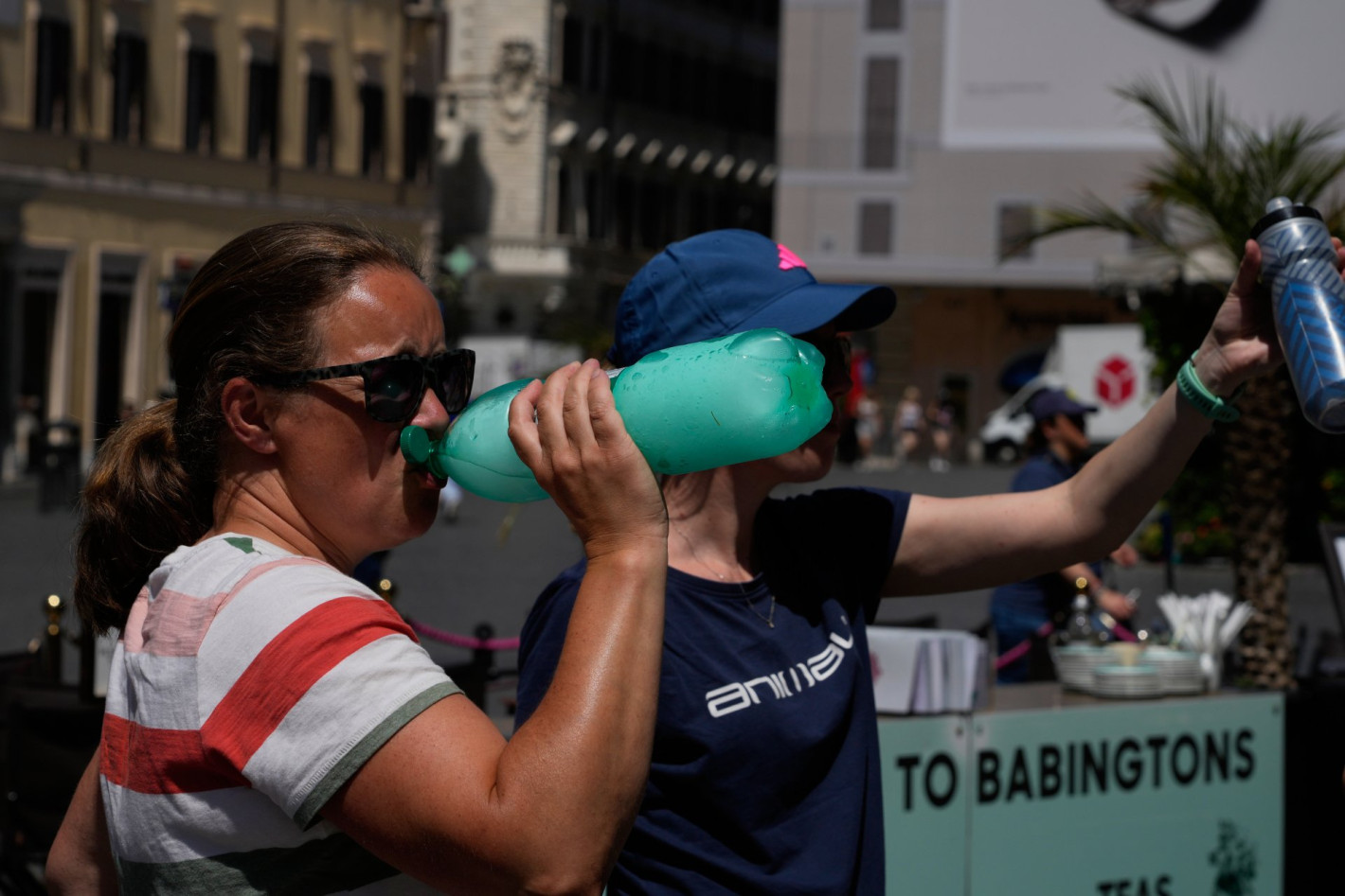 Тропическа нощ в Лондон, удавници по плажове във Франция, близо 40 °C в Испания (снимки)