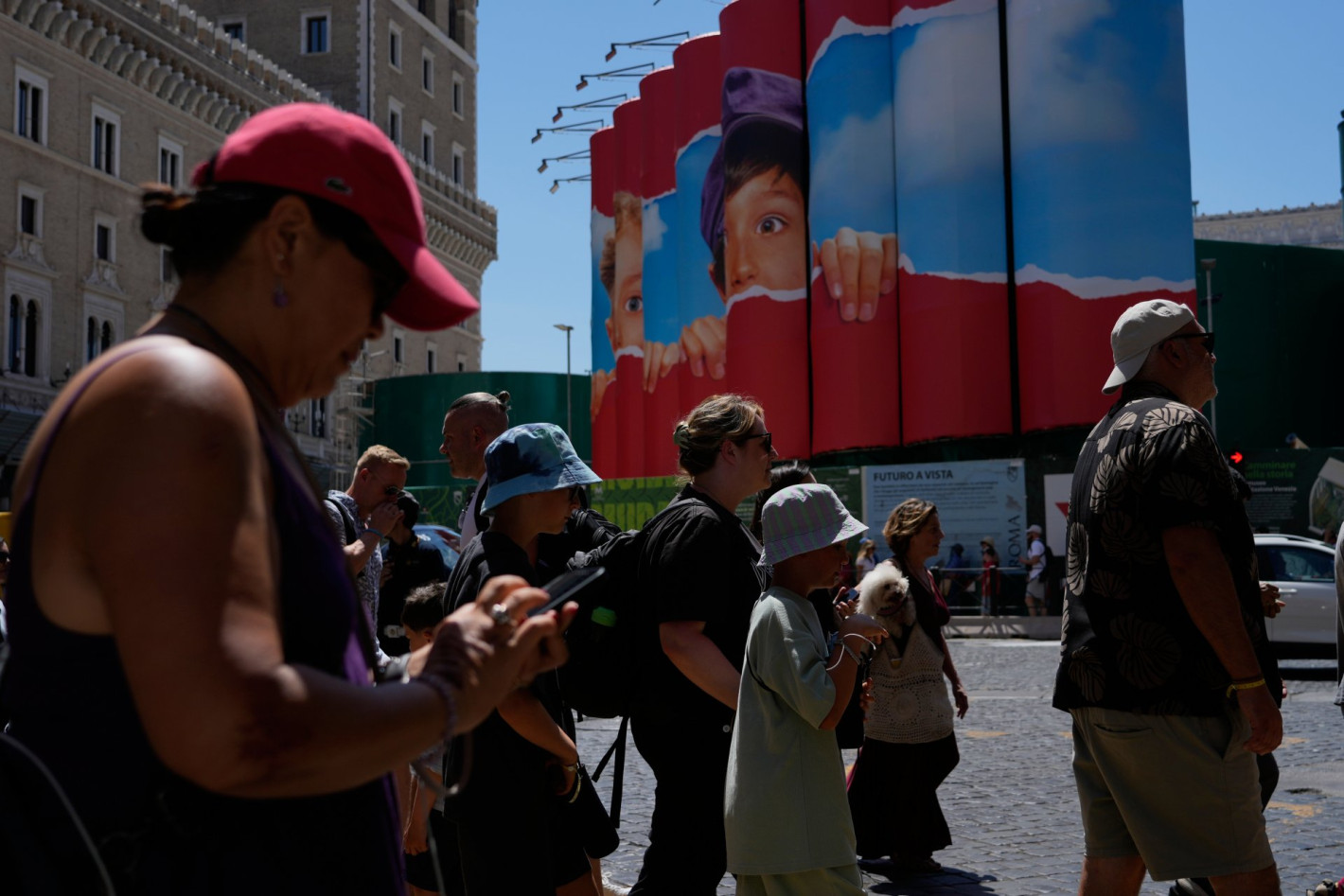 Тропическа нощ в Лондон, удавници по плажове във Франция, близо 40 °C в Испания (снимки)