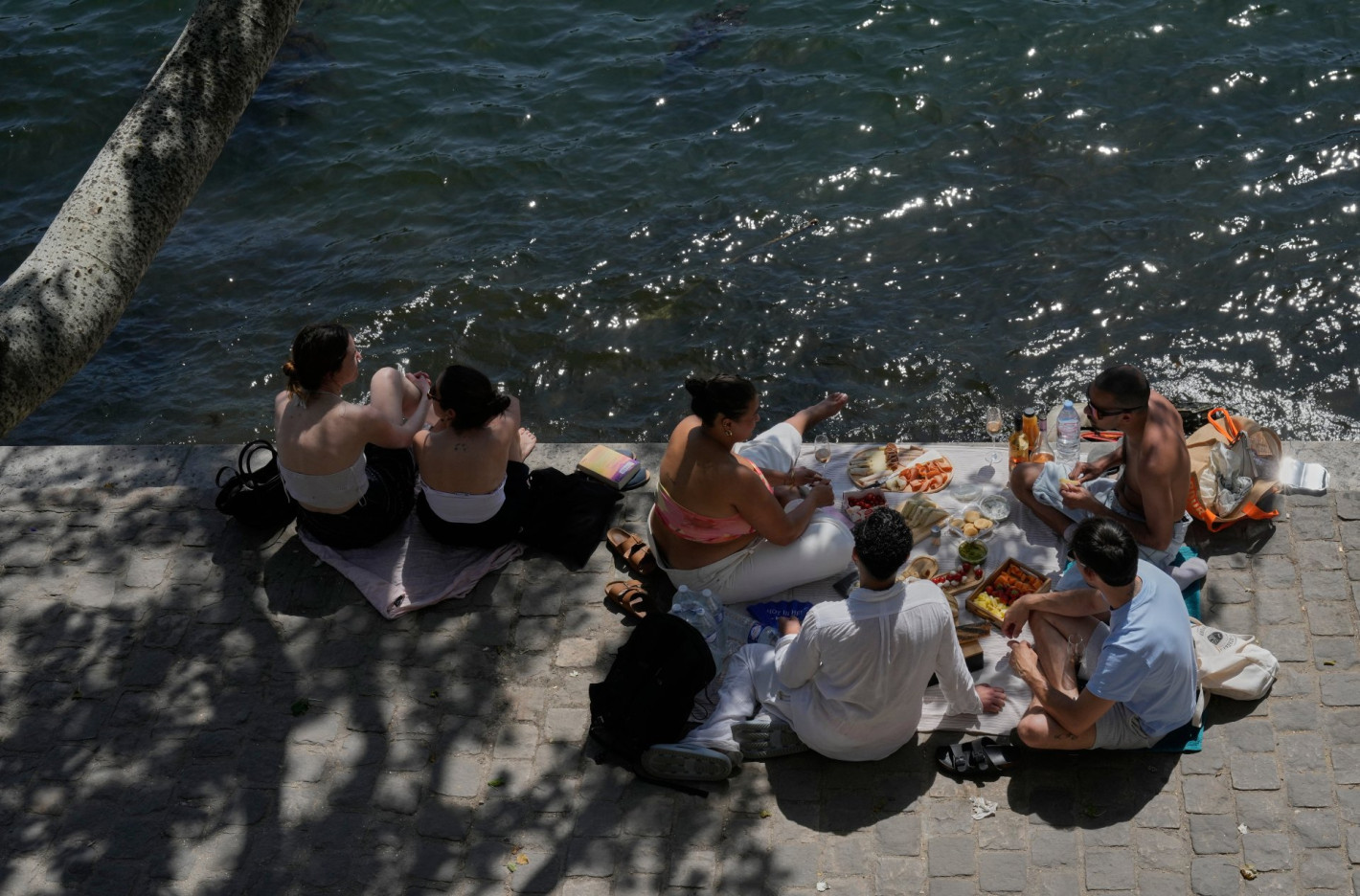 Тропическа нощ в Лондон, удавници по плажове във Франция, близо 40 °C в Испания (снимки)