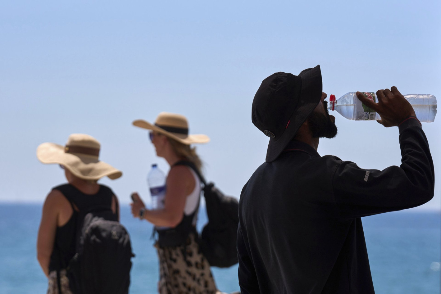 Тропическа нощ в Лондон, удавници по плажове във Франция, близо 40 °C в Испания (снимки)