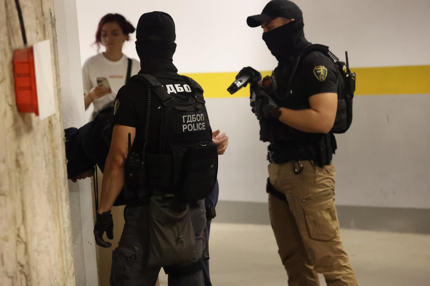 ГДБОП арестува 7 от "Дилърите на Дружба", откри депа за дрога в апартамент и гараж (снимки)