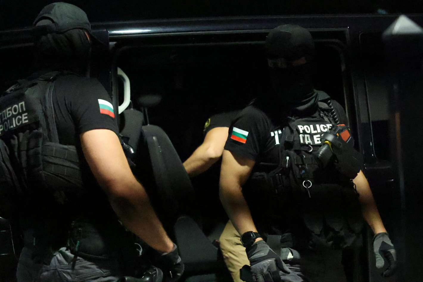 ГДБОП арестува 7 от "Дилърите на Дружба", откри депа за дрога в апартамент и гараж (снимки)