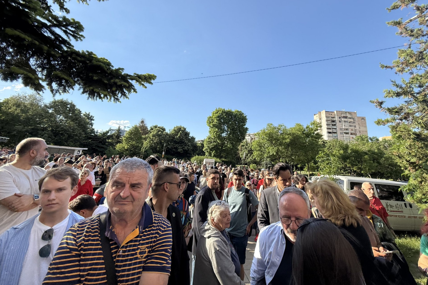 Жители на "Младост" отново излязоха на протест срещу небостъргача, затвориха булеварда (снимки)
