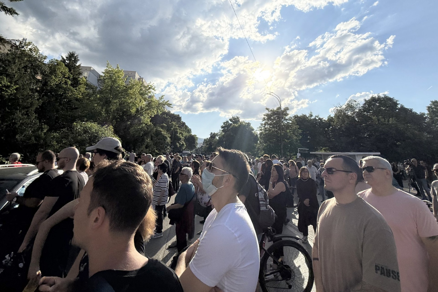 Жители на "Младост" отново излязоха на протест срещу небостъргача, затвориха булеварда (снимки)