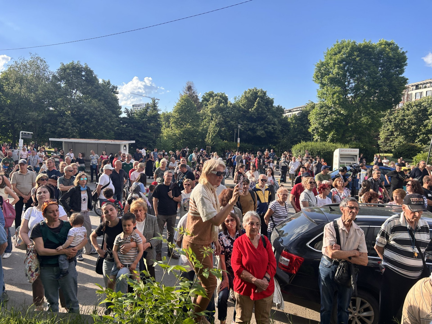 Жители на "Младост" отново излязоха на протест срещу небостъргача, затвориха булеварда (снимки)