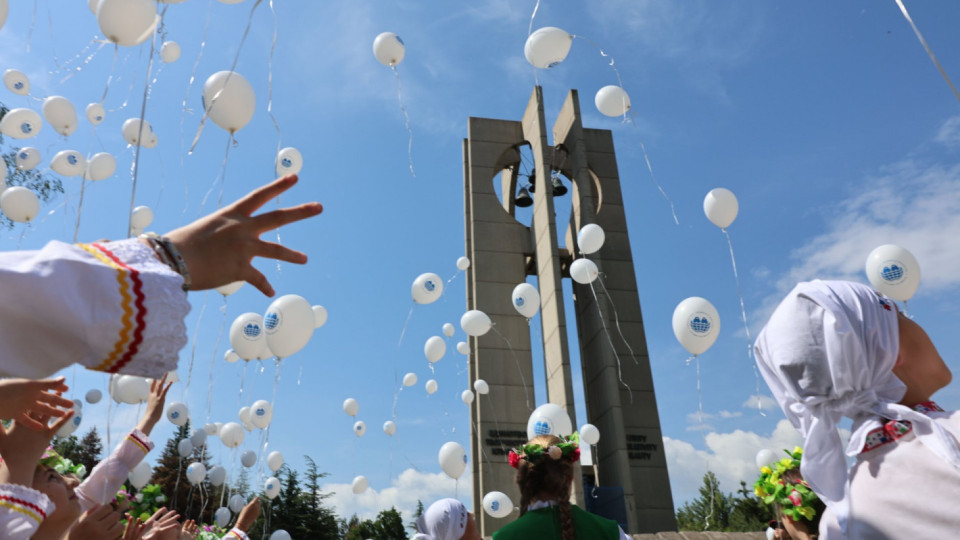 Възродиха асамблея "Знаме на мира": Камбаните биха за "Единство, творчество, красота" (снимки)