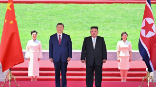 С пищна церемония Ким Чен-ун и съпругата му посрещнаха Си Цзинпин в Пхенян (снимки/видео)