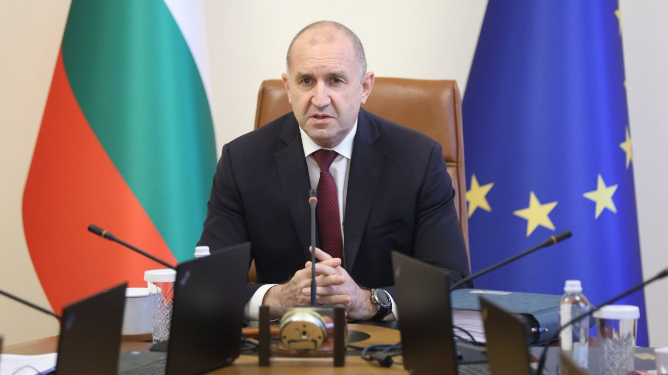 Радев: Дали сме достатъчно въоръжение от Българската армия за Украйна, слагаме край