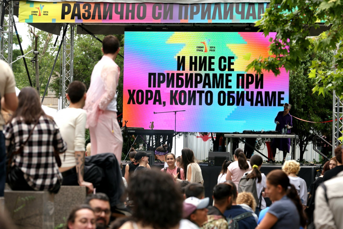 Двете шествия, без да се срещат, блокираха София (снимки)