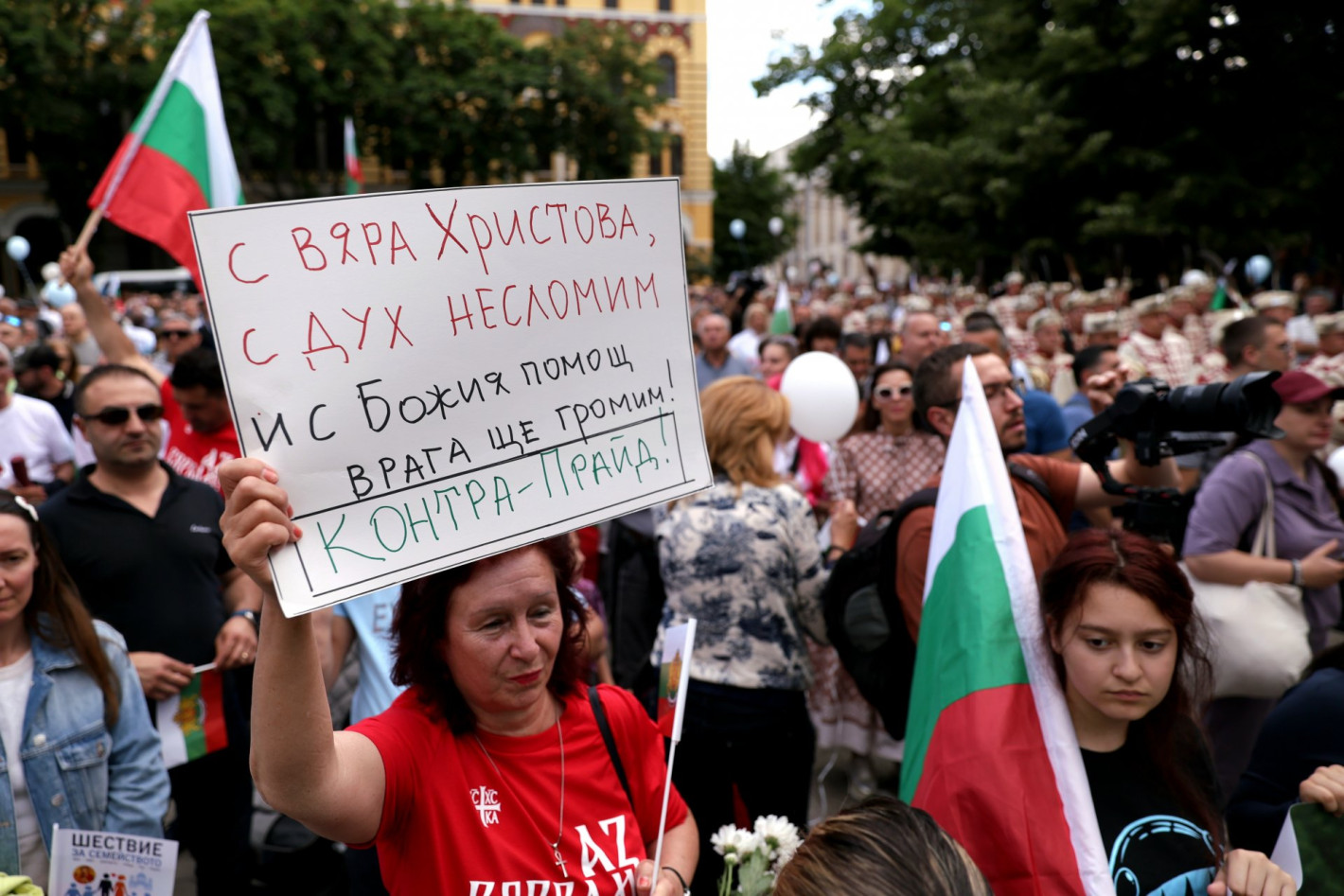Двете шествия, без да се срещат, блокираха София (снимки)