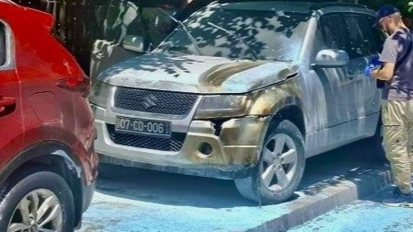 Запалиха два автомобила на българското посолство в Скопие (видео)