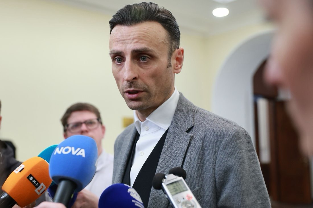 РЕЦИДИВИСТ! Бербатов пак гази закона с кални бутонки. Спря като “арабин сред пустиня” на столична улица! (ЕКСКЛУЗИВНИ СНИМКИ)