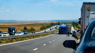 Две деца и мъж загинаха, след като тир влезе в насрещното на "Тракия" и помете кола