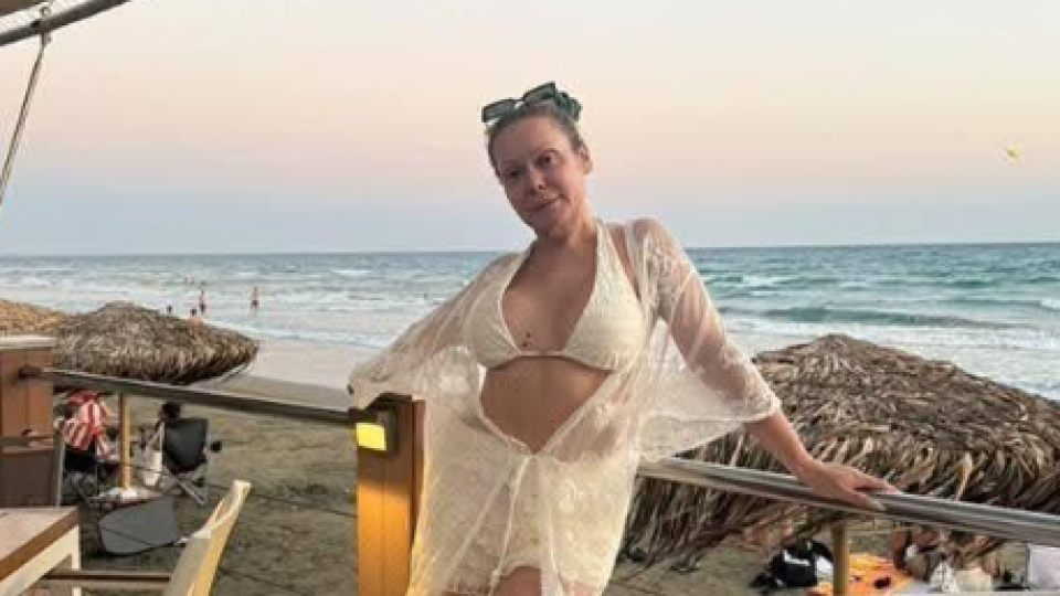 Това Албена Вулева ли е?! Заядливата устатница съблазнява с руси къдрици и изкусителен поглед! (няма да я познаете - СНИМКИ)