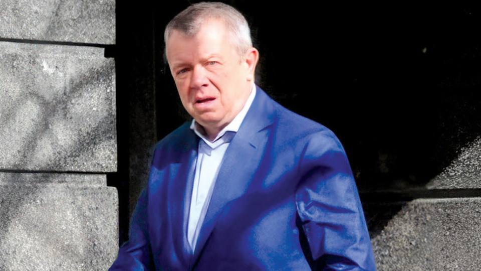 Румен Вълка си купи две ферарита, докато го съдят за грабеж от 150 млн. лв. 