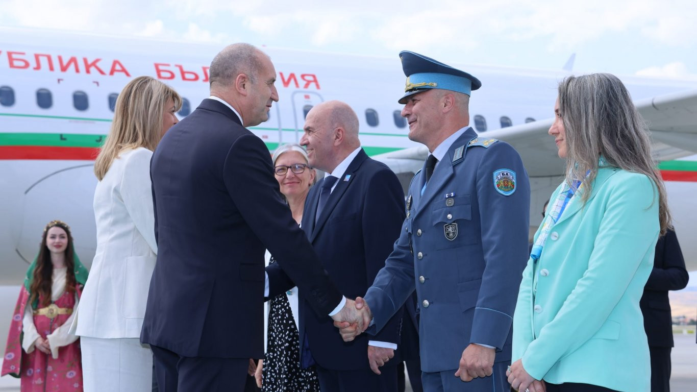 Румен Радев бе посрещнат с почести на летището в Анкара (снимки)