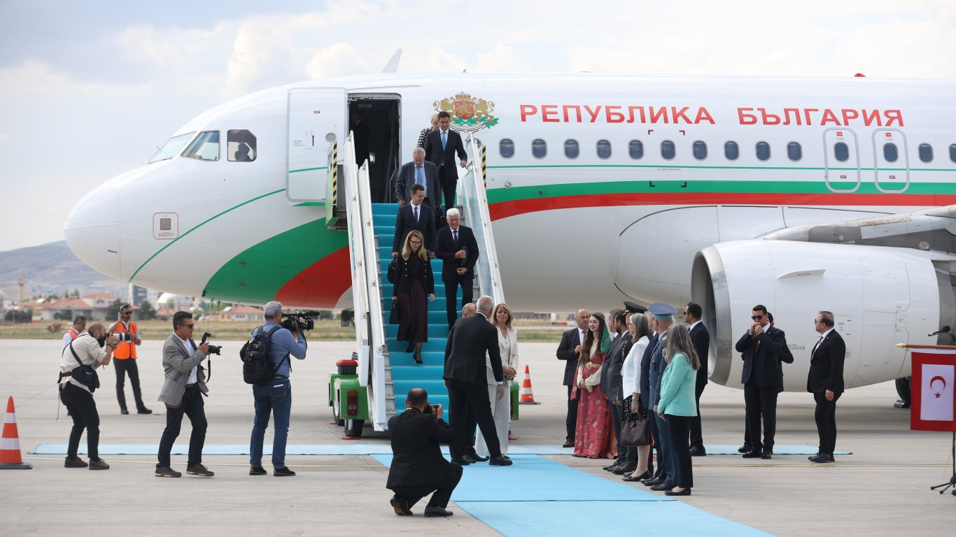 Румен Радев бе посрещнат с почести на летището в Анкара (снимки)
