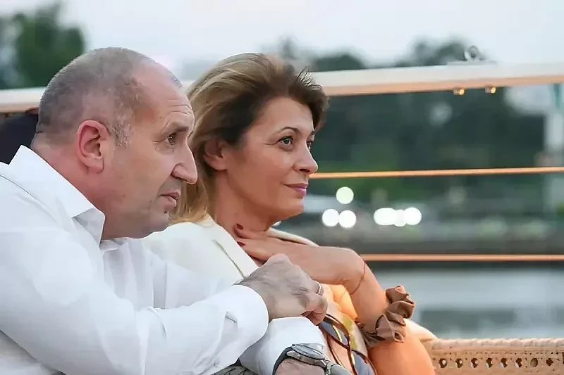 Депутатите на Румен Радев завзеха резиденцията на властта в Евксиноград