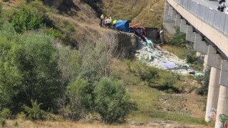 Камион падна от мост на магистрала "Струма", водачът загина