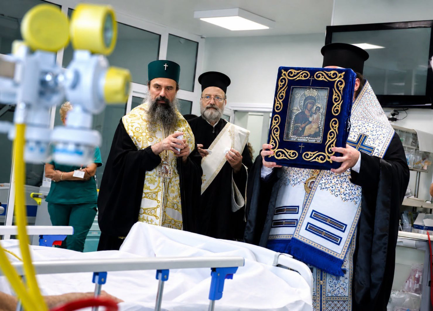 Патриарх Даниил пренесе чудотворната Хавайска икона в реанимациите на ВМА (снимки)
