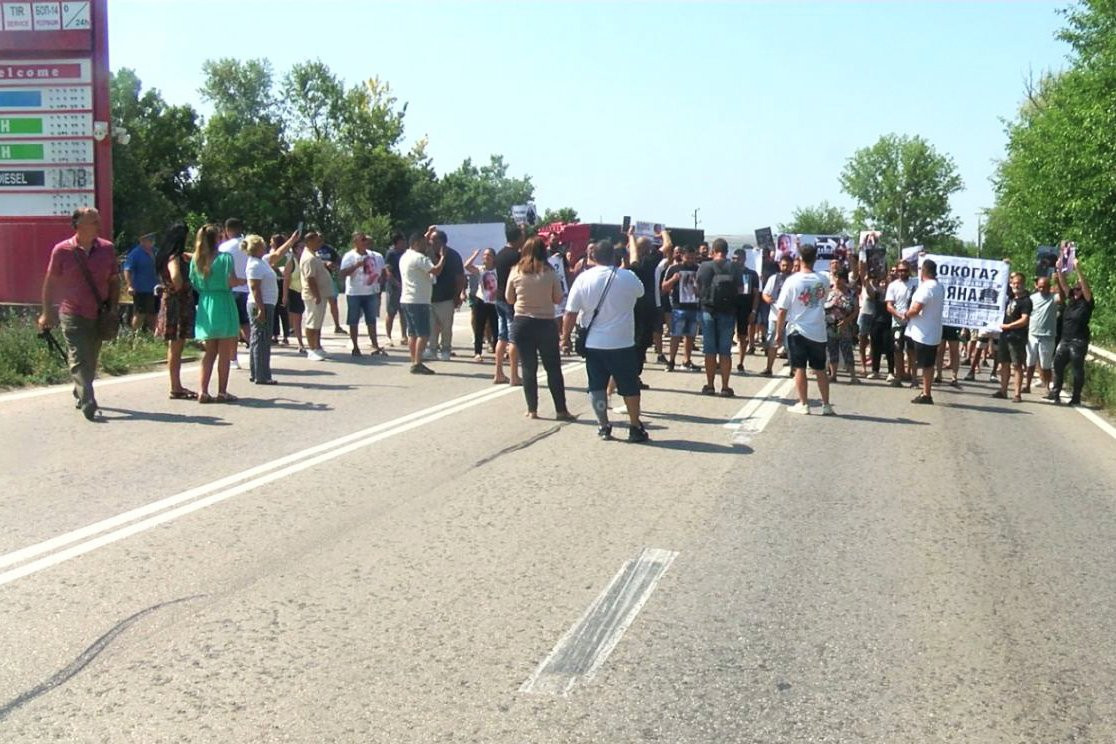 Протест в памет на Даяна, загинала на Е-79, в деня, в който трябваше да е сватбата ѝ (снимки)