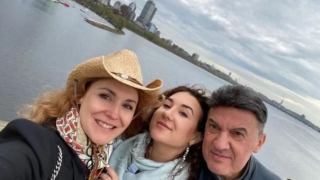 Не сестри, а БЛИЗНАЧКИ: Мария Петрова и дъщеря й Елинор събраха очите на всички край морето! (СНИМКИ)