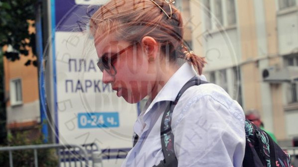 ФОТОБОМБА!! Новинарката Лили Боянова накара ченетата на минувачите да увиснат! (замязала е на момиченце)
