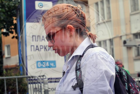 ФОТОБОМБА!! Новинарката Лили Боянова накара ченетата на минувачите да увиснат! (замязала е на момиченце)
