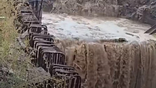 "Водопад метро" след поройния дъжд в София (видео)