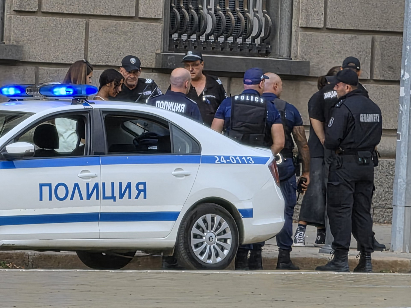 Бой между тийнейджъри пред служебния вход на парламента (снимки)