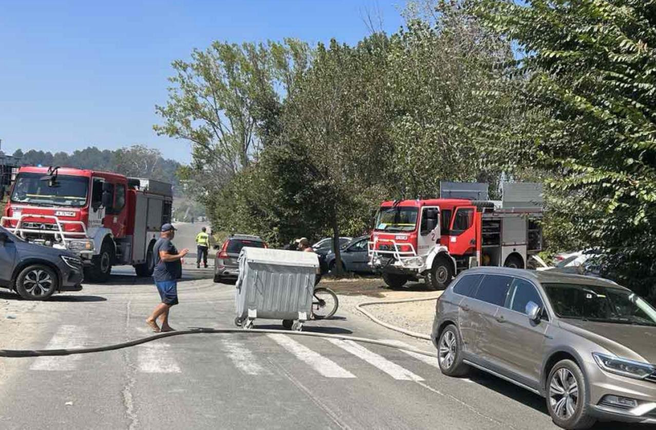 Огромен пожар избухна в известно заведение на плаж "Каваците" край Созопол (видео/снимки)