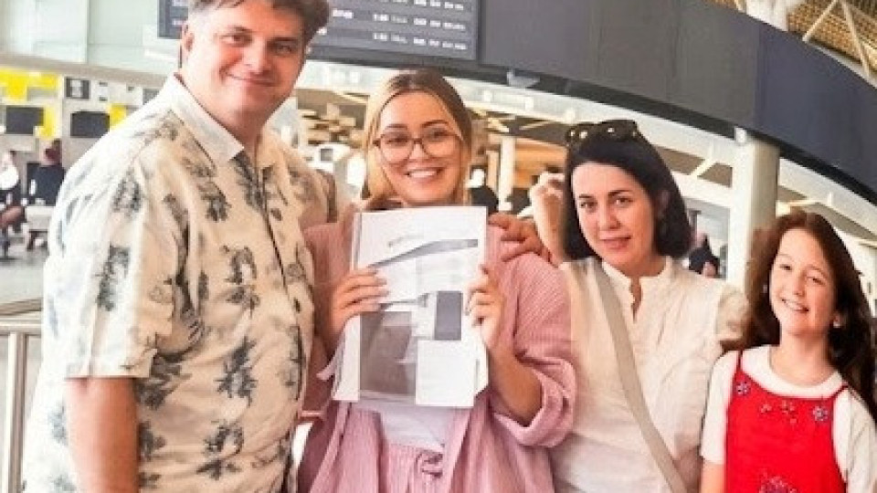 Мариан Бачев събра погледите на летището с огромното си шкембе