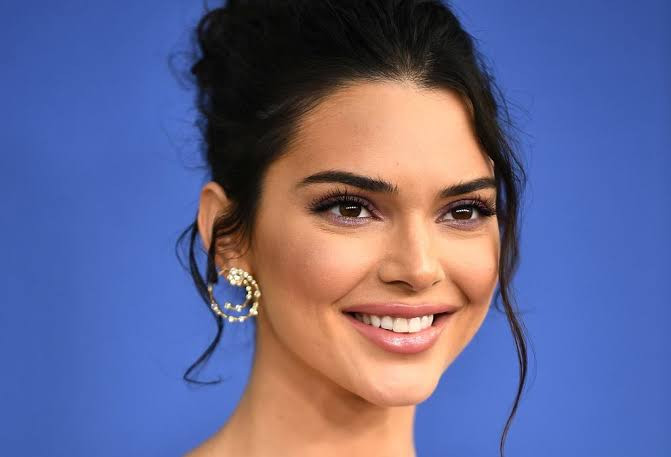Кендъл Дженър блесна във Венеция с 31-годишна рокля на Armani