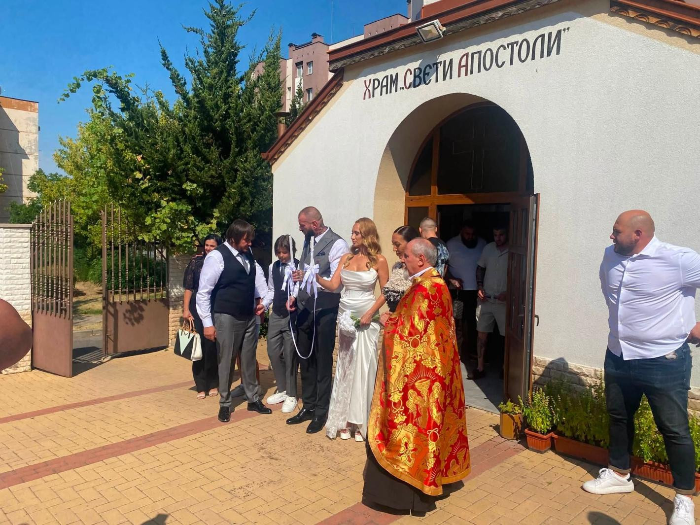 РАЗГЕЛЕ!! Страшилището Емо Каменов се ожени за любимата си Светла! (СНИМКИ от сватбата)