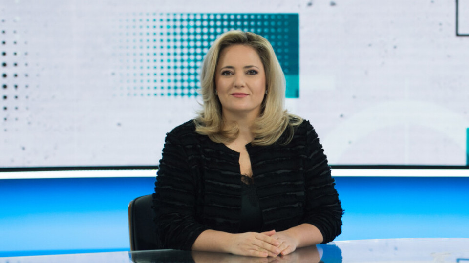 Попиляха Лора Крумова заради задника й: Водещата се появи на събитие тройна! (ФОТО БОМБА)