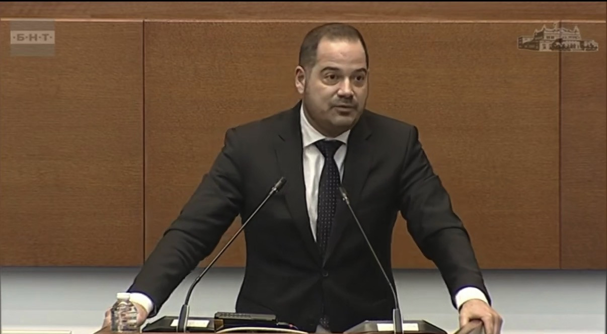 Калин Стоянов уличи Демерджиев от трибуната на парламента, показа пълномощни от фирми на ПИМК