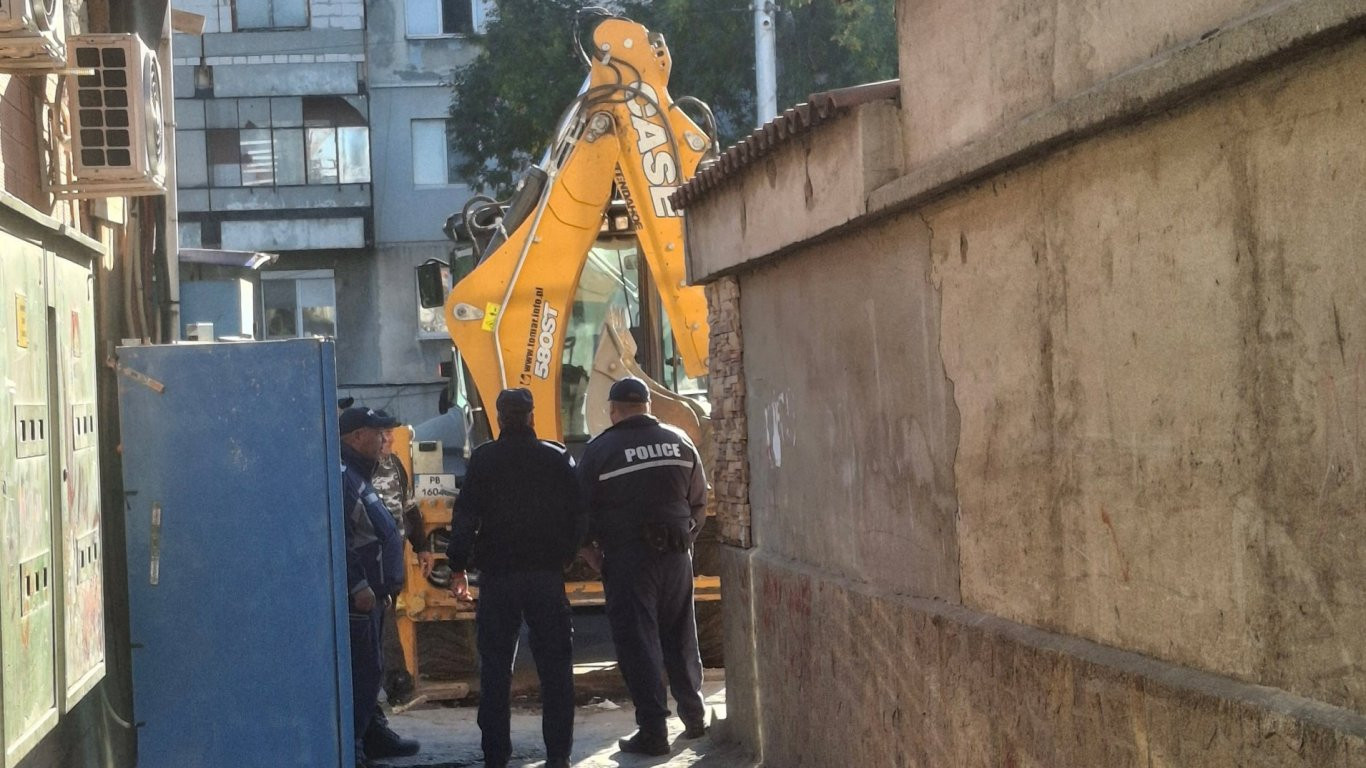 МВР събори с багер масивната ограда на къщата на наркодилър в Столипиново (снимки)