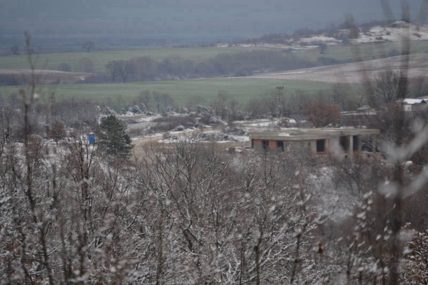 Граничен полицай №1 в Ново село Георги Димитров строи къща за гости със служебния джип, как близката му Роси стана командир? (ВИДЕО)