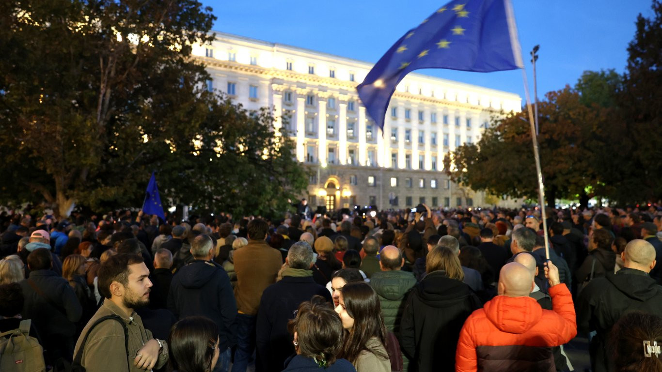 Протест срещу външната политика пред президентството (снимки)