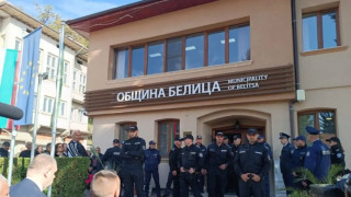 ИЗВЪНРЕДНО! Репресиите минаха всякакви граници - изведоха с белезници от общината Радослав Ревански, майка му припадна. Делян Пеевски към Радев: Няма да пречупите ДПС! (ВИДЕО) 