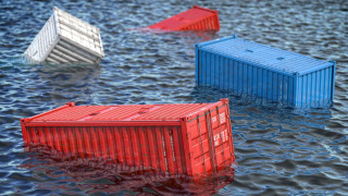 Френски самолет видял три удара по кораба, над 20 контейнера с опасни вещества плават в морето